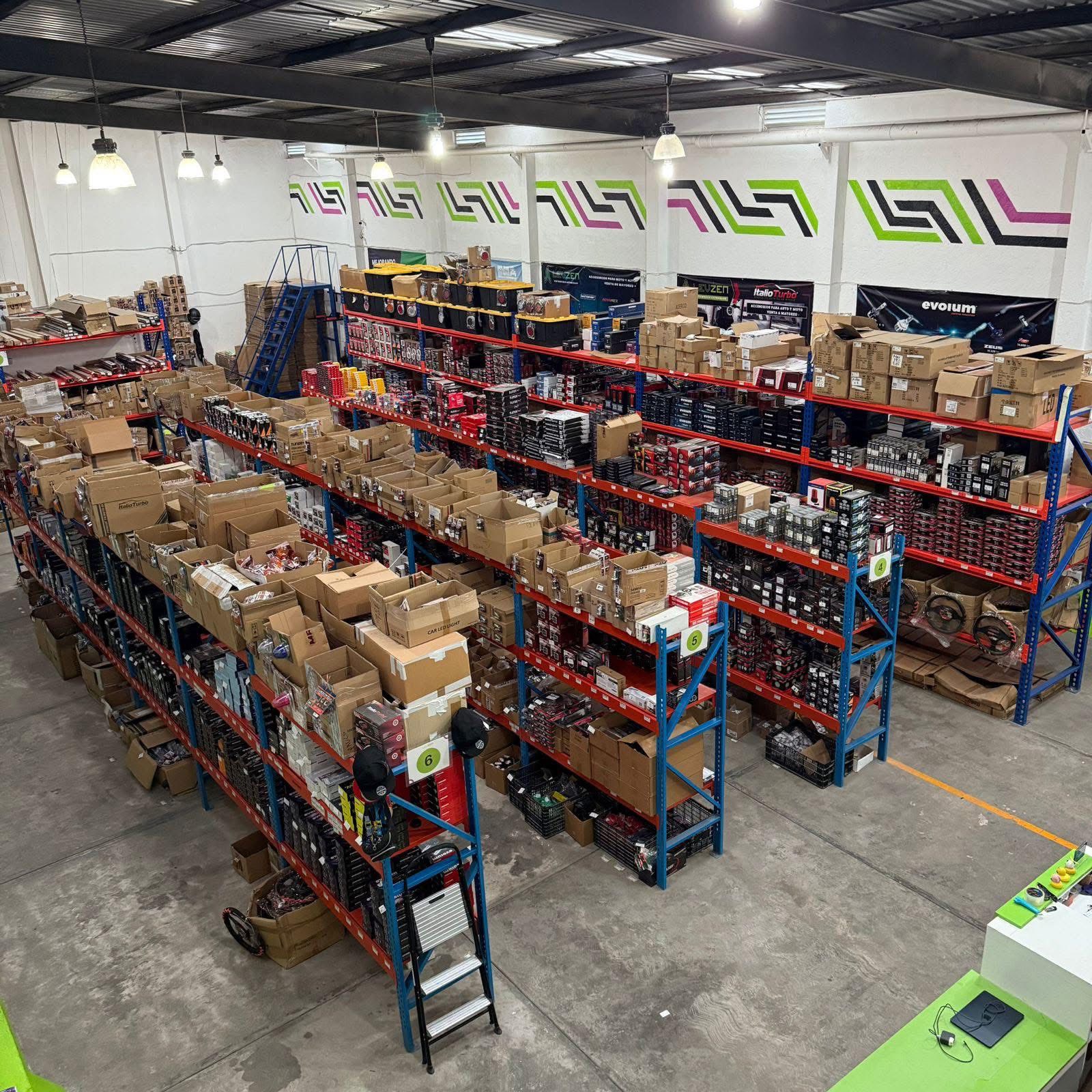 Racks del almacén de Levzen llenos de cajas de refacciones, vistos desde lo alto.