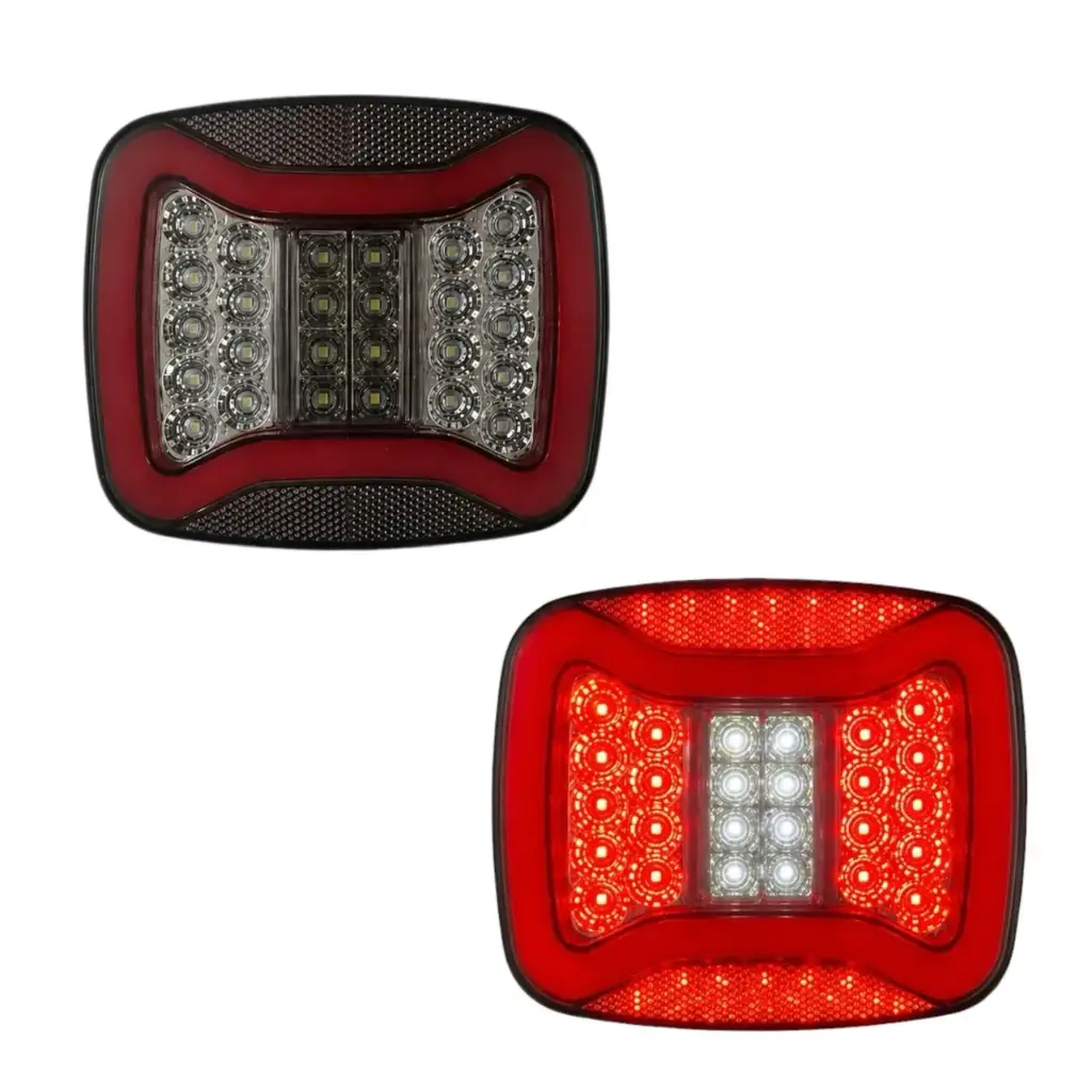 Calavera LED cuadrada roja con carcaza ahumada