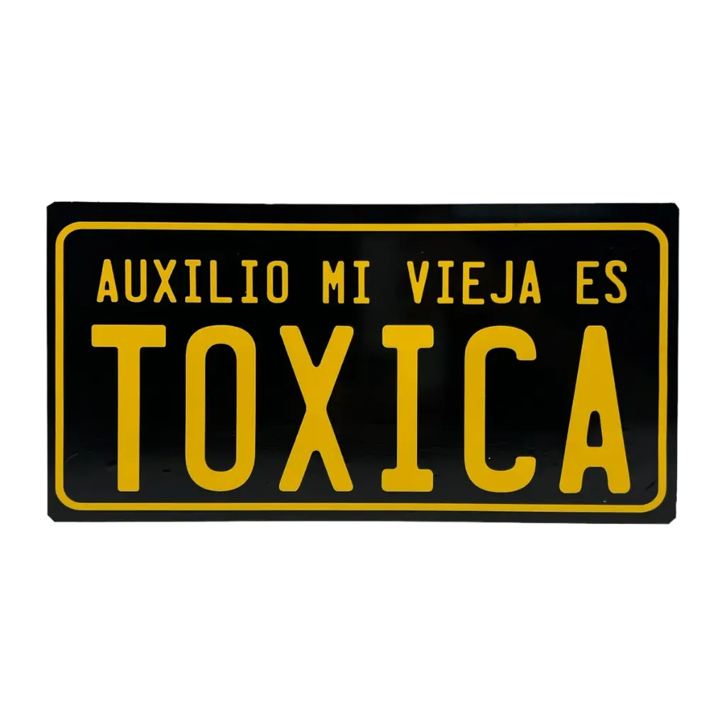 [PLACA-DECORATIVA-VJ-TX] Placa decorativa metálica con frase (Auxilio mi vieja es toxica)