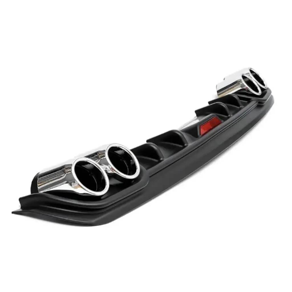 Difusor trasero color negro con 4 salidas de escape con luz
